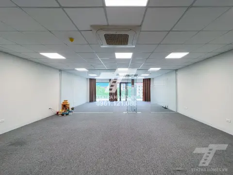 Cho thuê văn phòng sáng mịn, ngăn 3 phòng sẵn 110m2 ngay Hoàng Quốc Việt