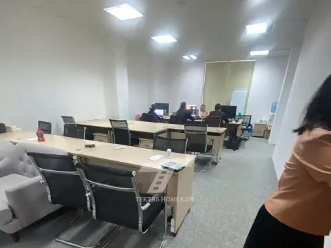 Cho thuê văn phòng mặt đường Hoàng Quốc Việt.