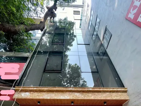 Tòa nhà 9 tầng đường La Thành