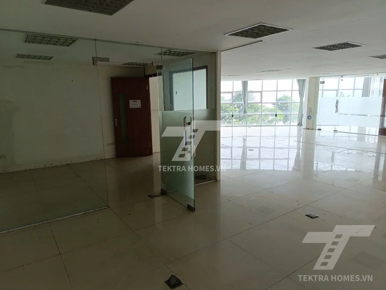 Không gian 5 tại Cho thuê văn phòng đường Văn Cao view trọn hồ Tây
