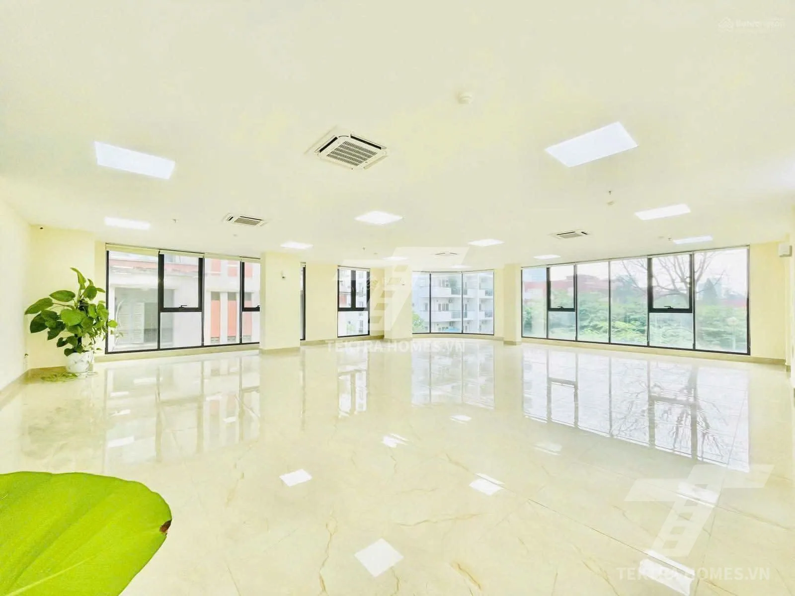 Không gian 3 tại Cho thuê tòa văn phòng mới tinh view hồ tại Phúc Diễn
