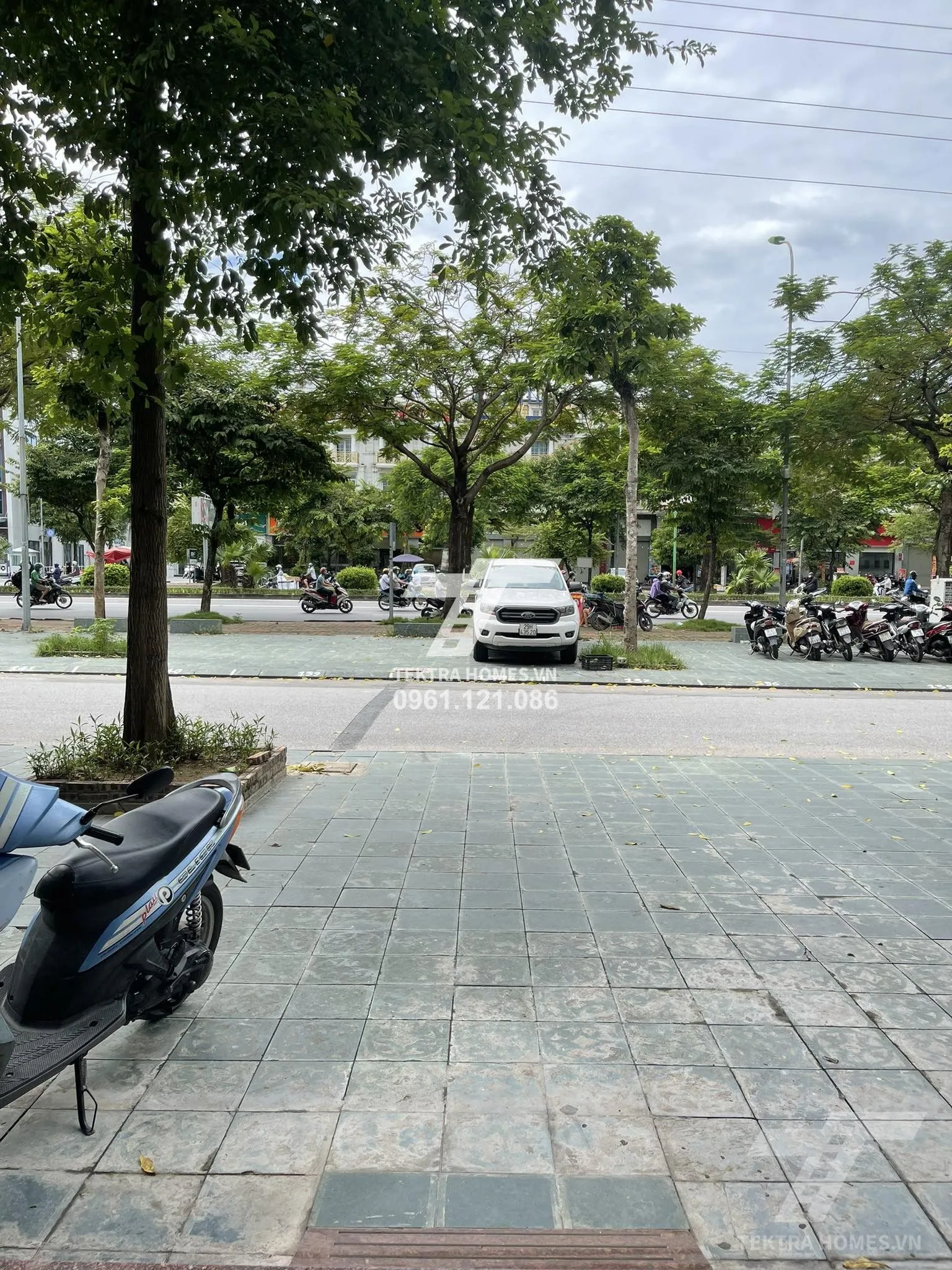 Không gian 2 tại Sàn văn phòng tầng 1 và lửng ngay LK Vạn Phúc