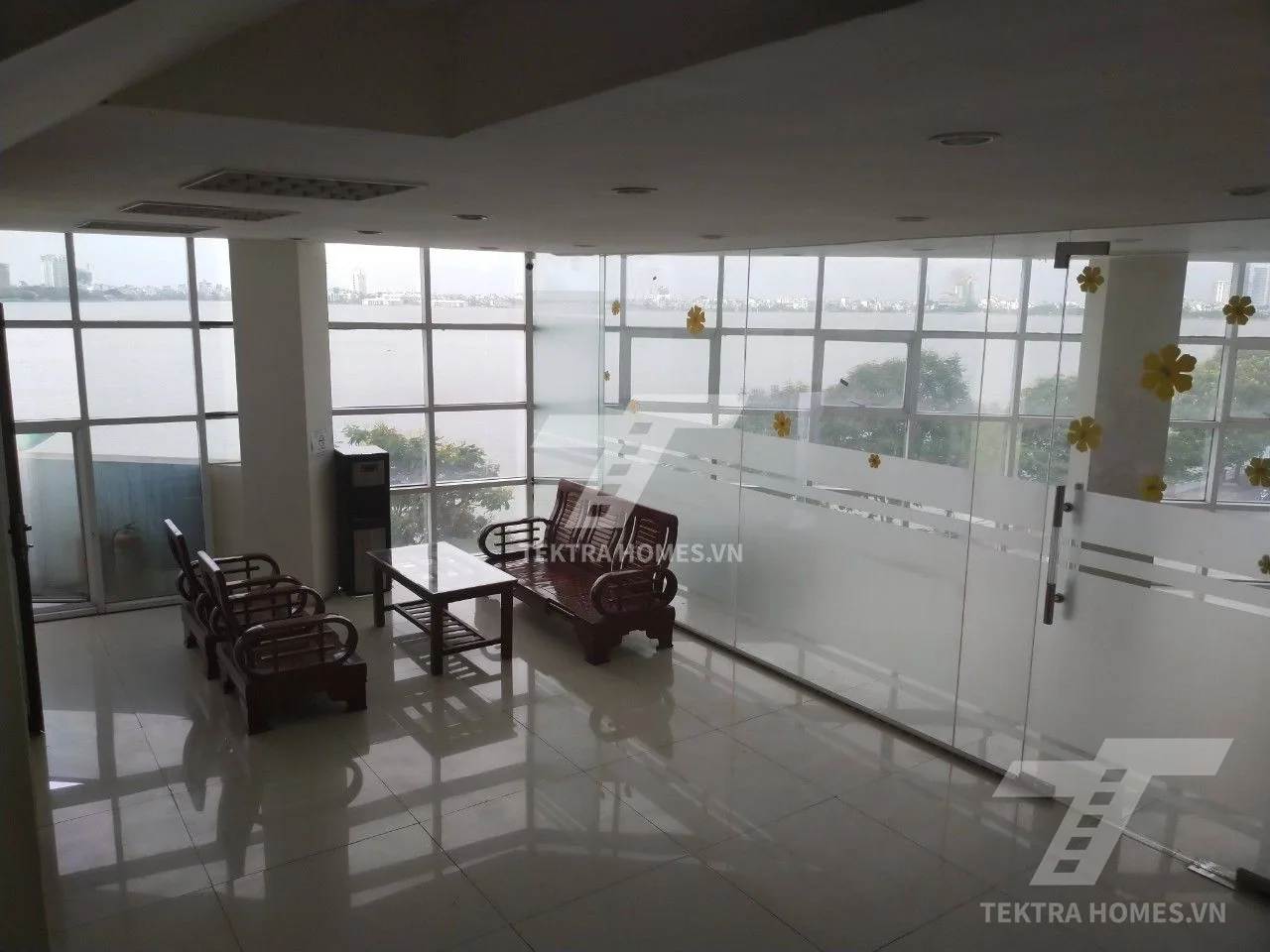 Không gian 3 tại Cho thuê văn phòng đường Văn Cao view trọn hồ Tây