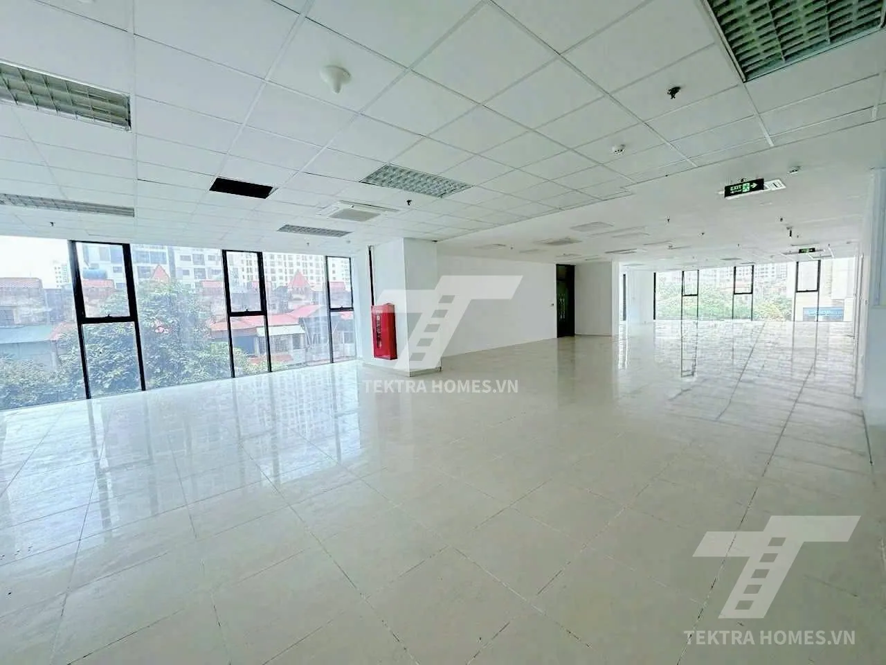 Mặt sàn trống tòa văn phòng 90 Nguyễn Tuân