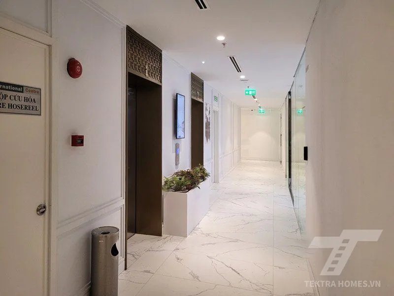 Sảnh chờ thang máy  tòa International Centre 17 Ngô Quyền
