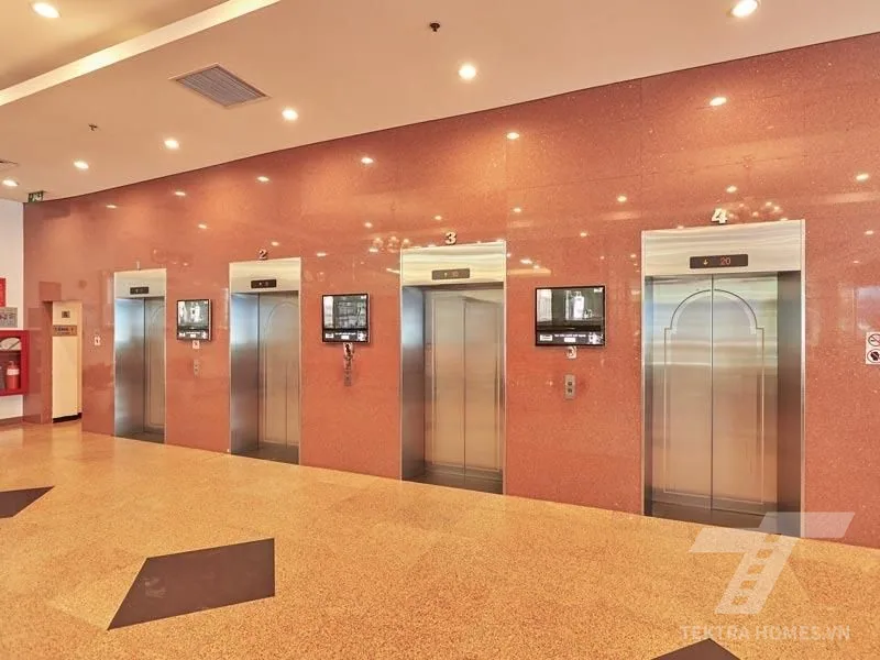 Khu vực thang máy tòa Ceo Tower Phạm Hùng