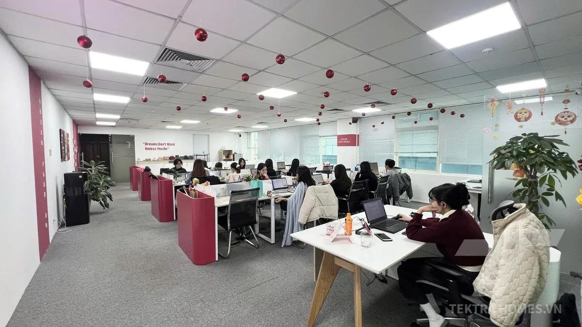 Mặt sàn diện tích trống tòa Hoàng Ngọc Building 4/82 Dịch Vọng Hậu
