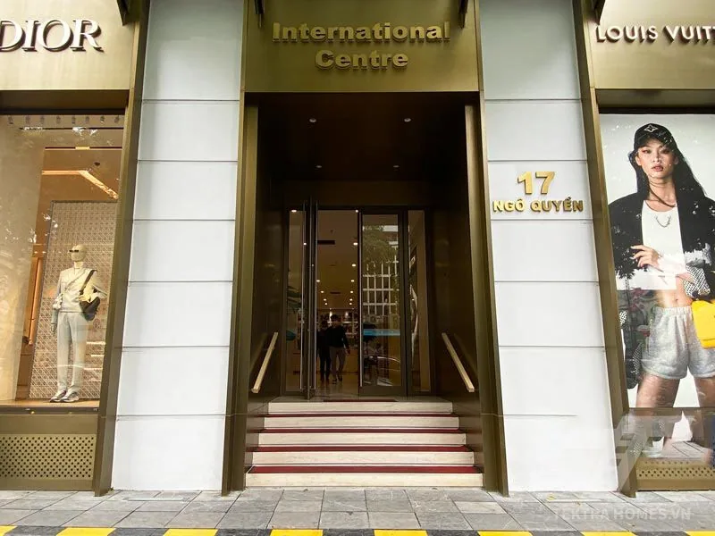 Cửa chính ra vào  tòa International Centre 17 Ngô Quyền