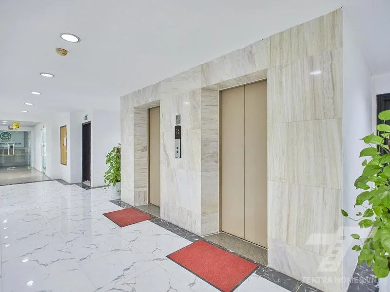Khu vực thang máy tòa VET Building 98 Hoàng Quốc Việt