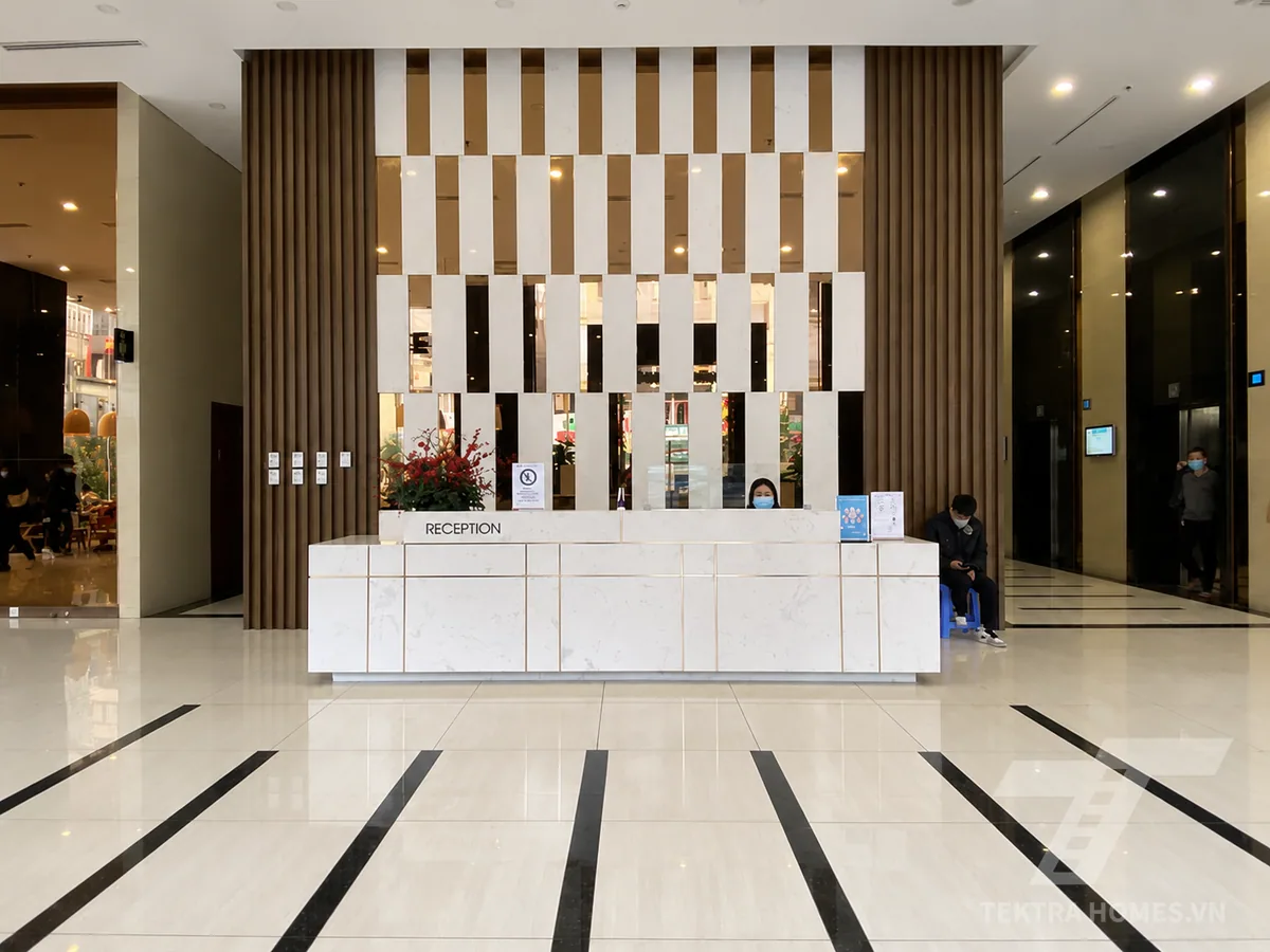 Khu vực quầy lễ tân tòa Discovery Complex 302 Cầu Giấy