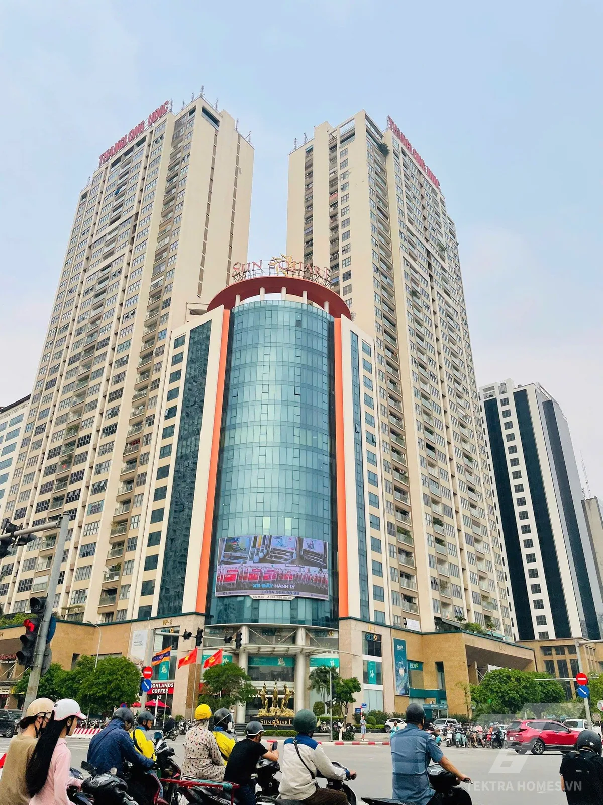 Toàn cảnh mặt ngoài xung quanh tòa VP1 VP2 Sun Square 21 Lê Đức Thọ