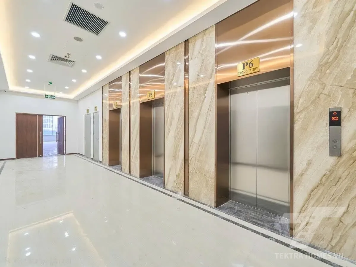 Khu vực thang máy tòa Capital Elite18 Phạm Hùng