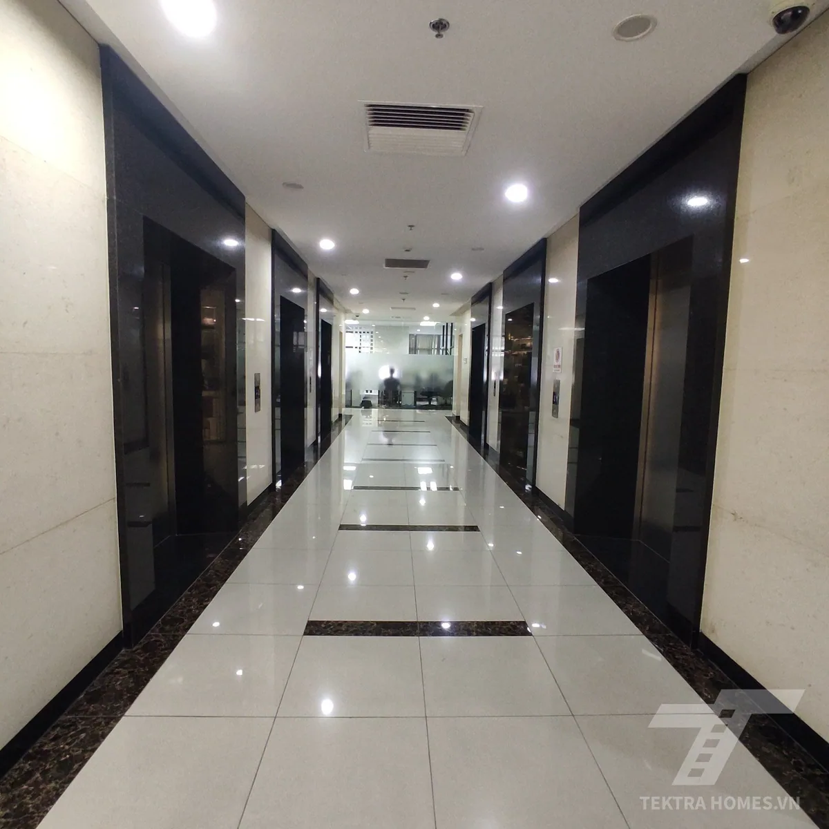 Khu vục thang máy tòa Discovery Complex 302 Cầu Giấy