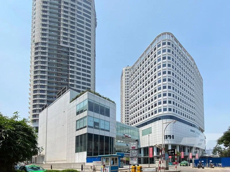 Mặt ngoài tòa văn phòng Indochina Plaza (IPH) 241 Xuân Thủy