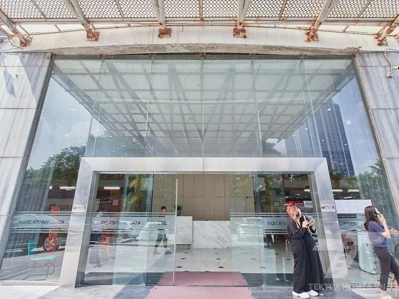 Cửa ra vào tòa Ngọc Khánh Plaza 01 Phạm Huy Thông