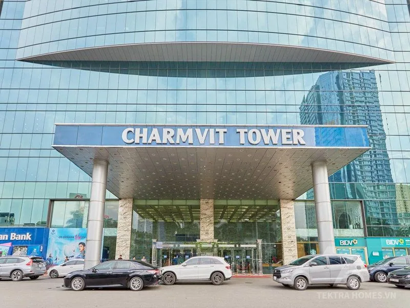 Mặt sảnh chính tòa văn phòng Charmvit Tower 117 Trần Duy Hưng