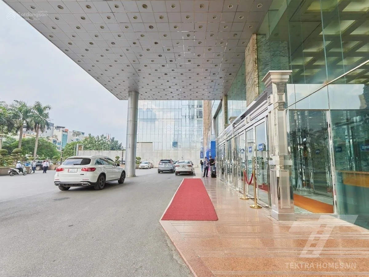 Sảnh ngoài tòa văn phòng Charmvit Tower 117 Trần Duy Hưng