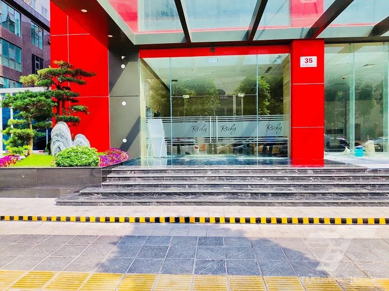 Cửa ra vào tòa Richy Tower 35 Mạc Thái Tổ
