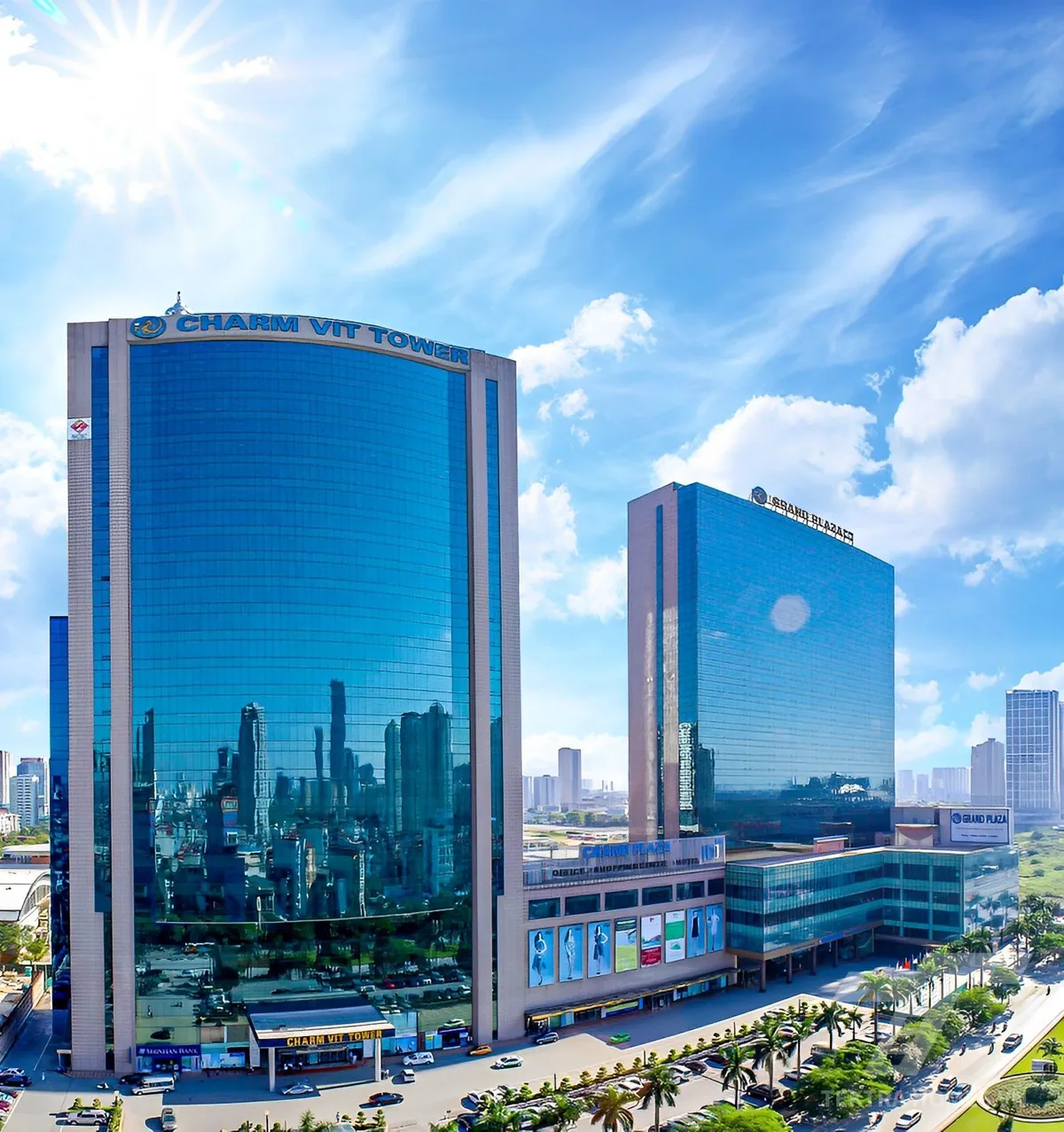 Mặt ngoài tòa văn phòng Charmvit Tower 117 Trần Duy Hưng