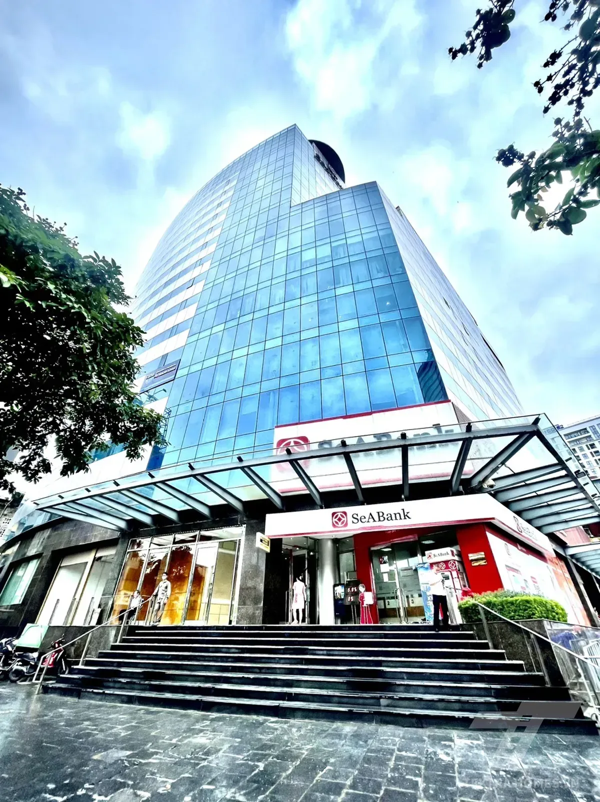 Toàn cảnh mặt trước tòa Oriental Tower 324 Tây Sơn