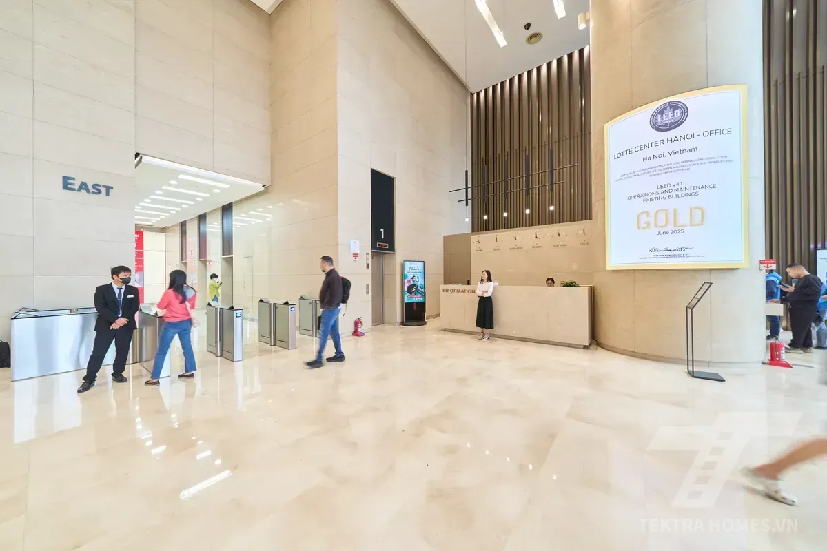 Khu vực quầy lễ tân tòa văn phòng  Lotte Center 54 Liễu Giai