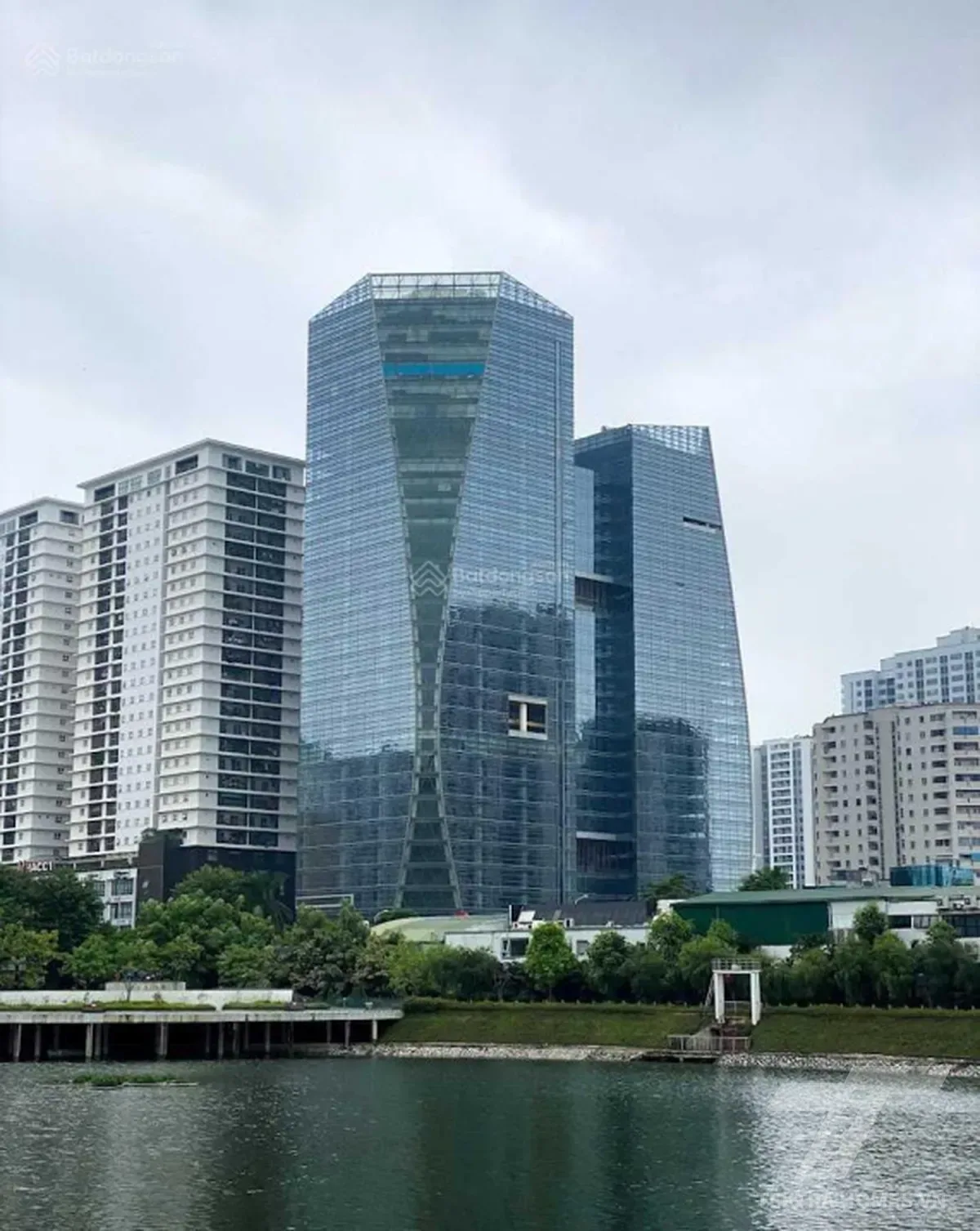 View từ ngoài nhìn vào tòa Hud Tower 37 Lê Văn Lương