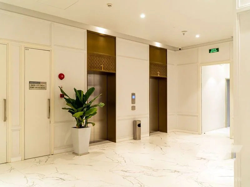 Khu vực thang máy  tòa International Centre 17 Ngô Quyền