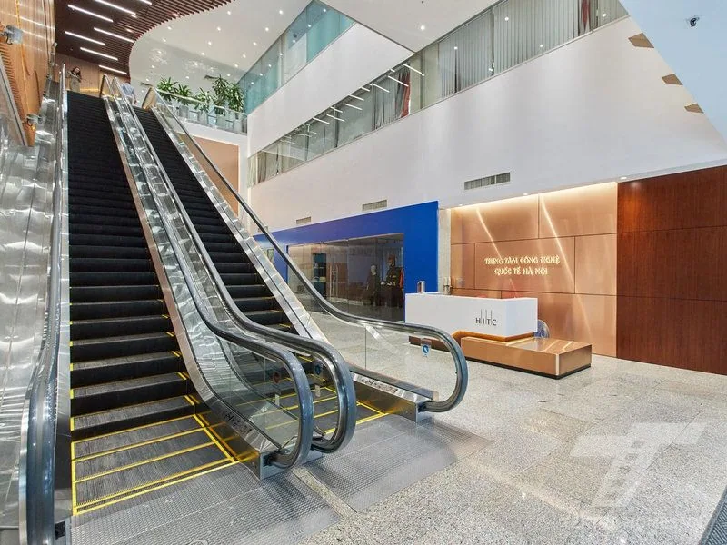 Khu vực thang lên  tòa văn phòng HITC Building 239 Xuân Thủy