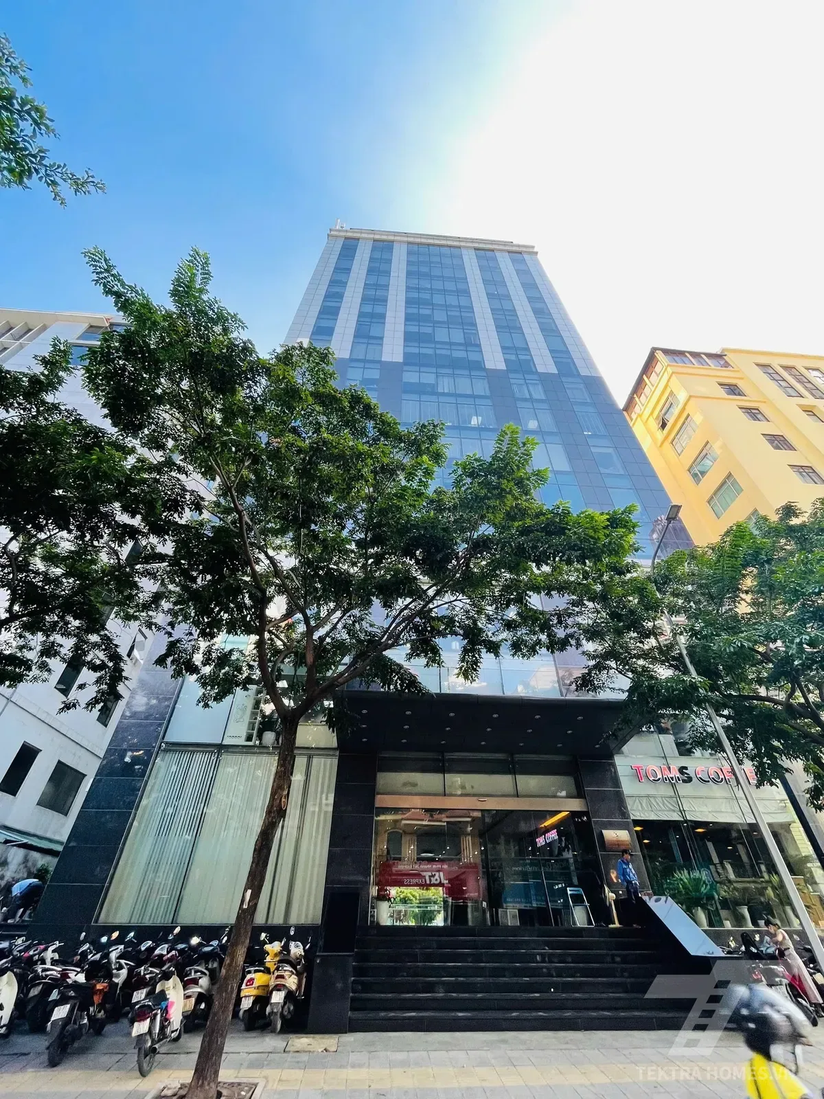 Toàn cảnh mặt trước tòa TH Tower 46 5/82 Duy Tân