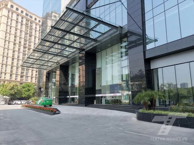 Sảnh trước trước tòa Peakview Tower 36 Hoàng Cầu